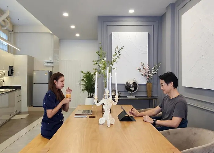 2-storey Townhouse In Local Neighborhood Area